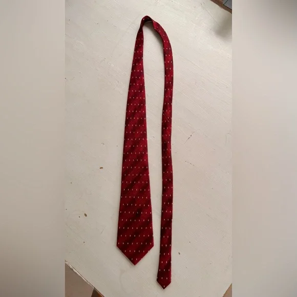 Carlos De Venezia silk necktie red background with geometric pattern in tan - Picture 3 of 5